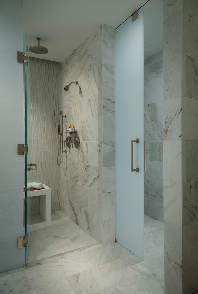 バスルームのシャワー