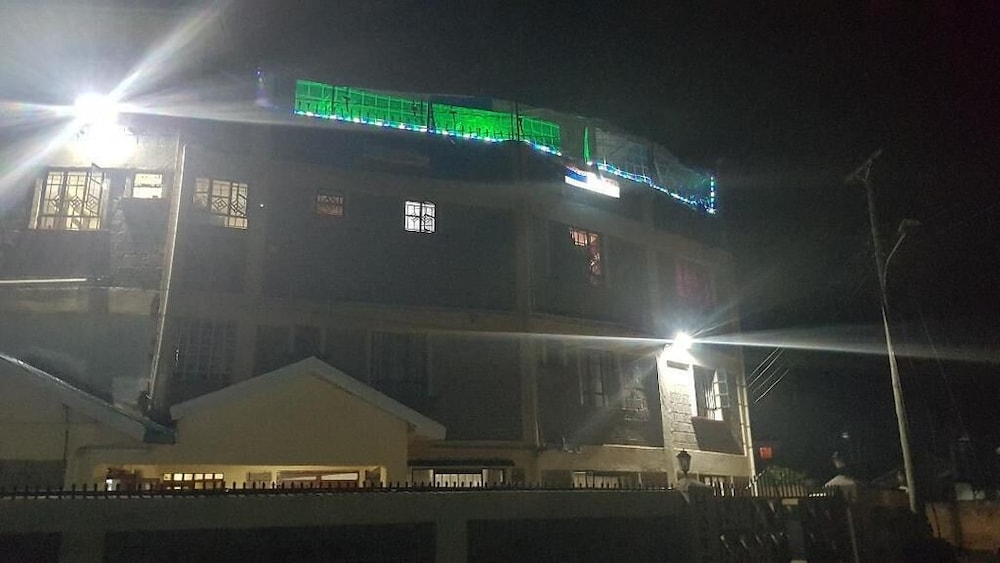 施設の正面 (日没後)