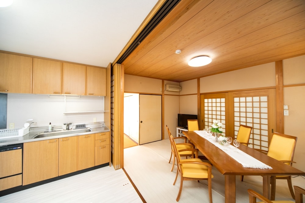 客室内のダイニングエリア