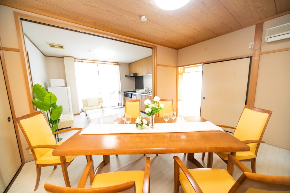 客室内のダイニングエリア