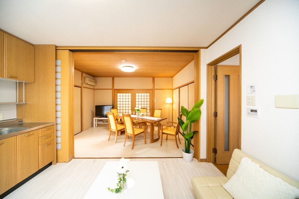 客室内のダイニングエリア