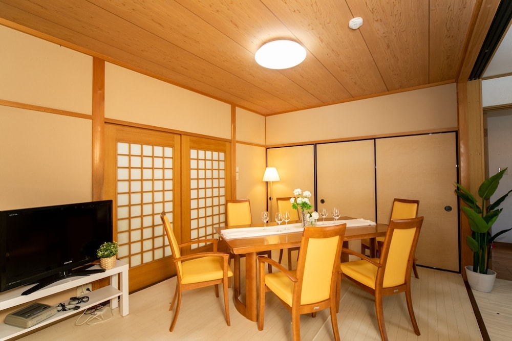 客室内のダイニングエリア
