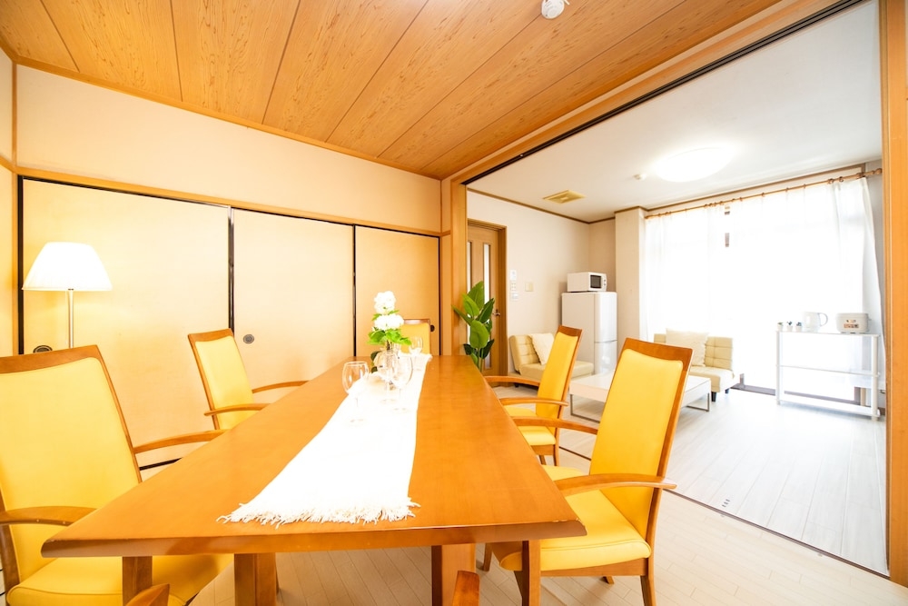 客室内のダイニングエリア