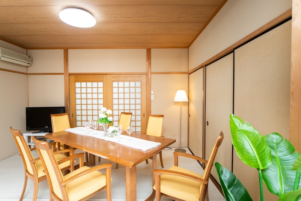 客室内のダイニングエリア