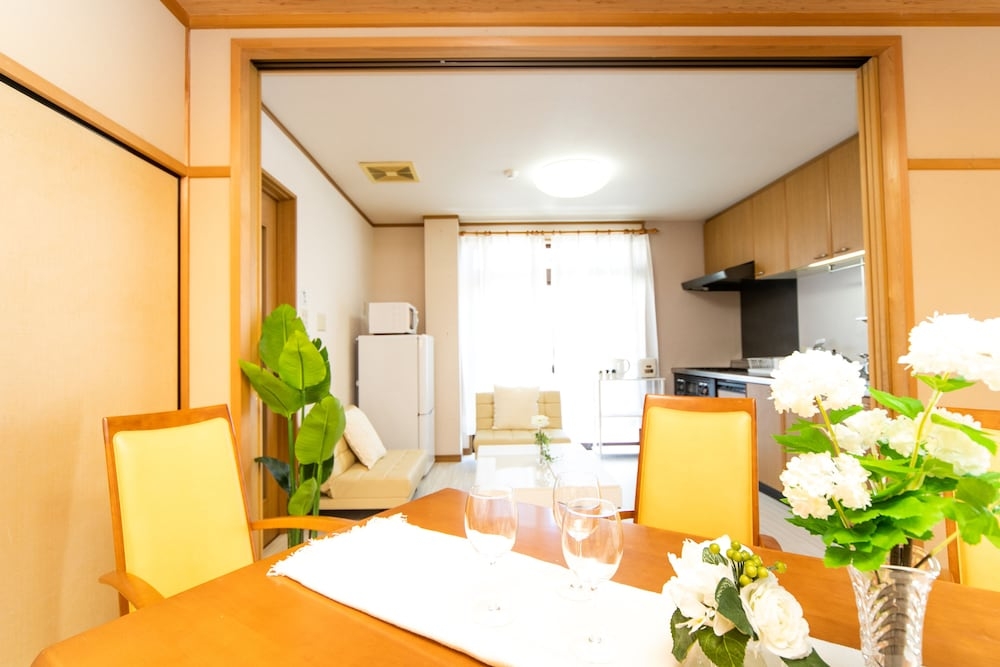 客室内のダイニングエリア