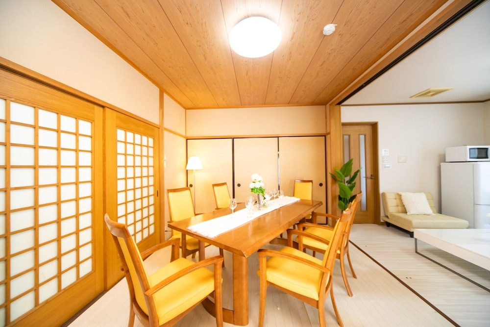 客室内のダイニングエリア