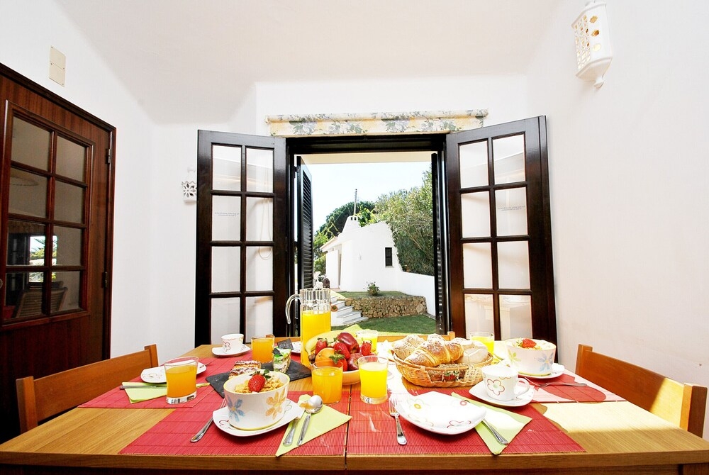 客室内のダイニングエリア