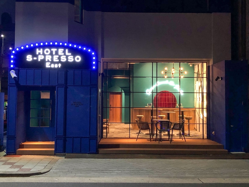 施設の正面 (日没後)