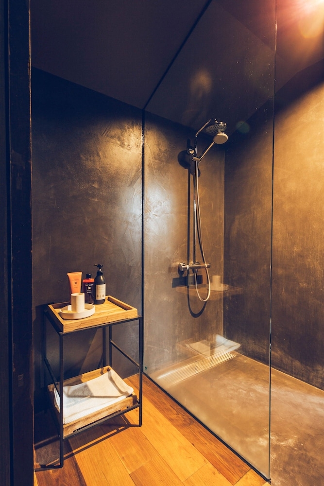 バスルームのシャワー