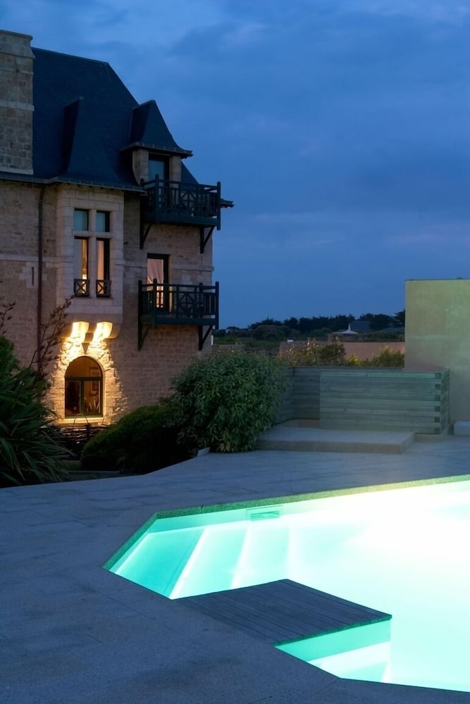 施設の正面 (日没後)