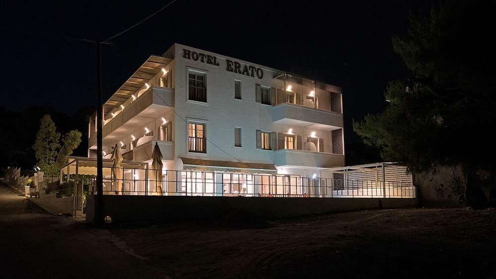 施設の正面 (日没後)