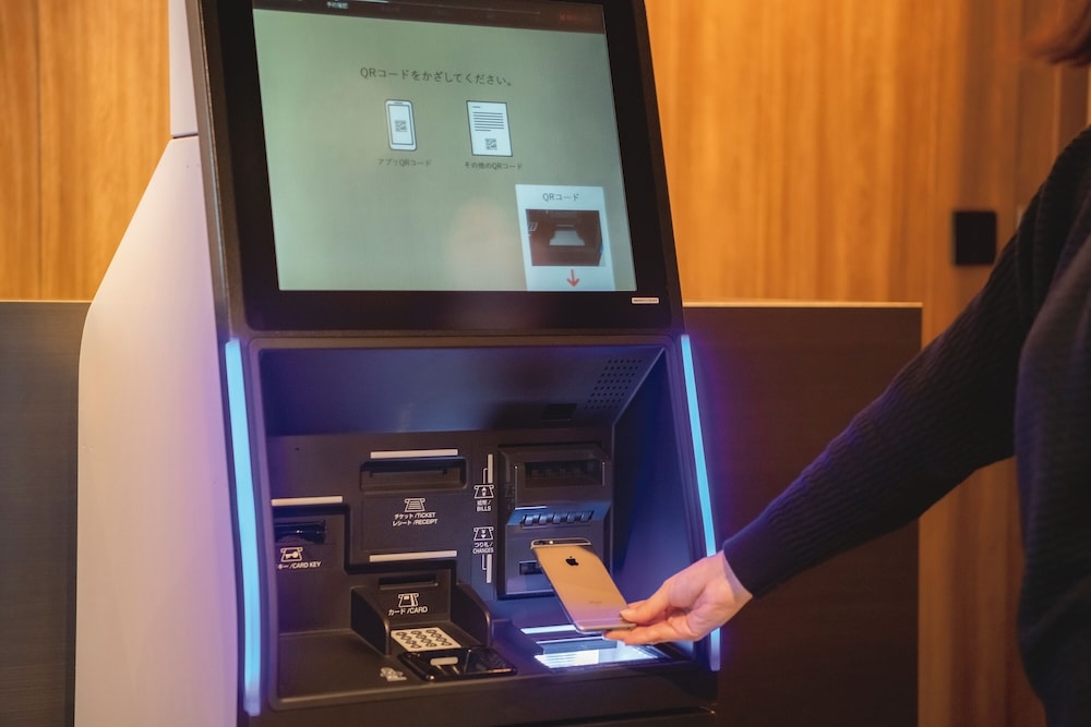チェックイン / チェックアウト キオスク