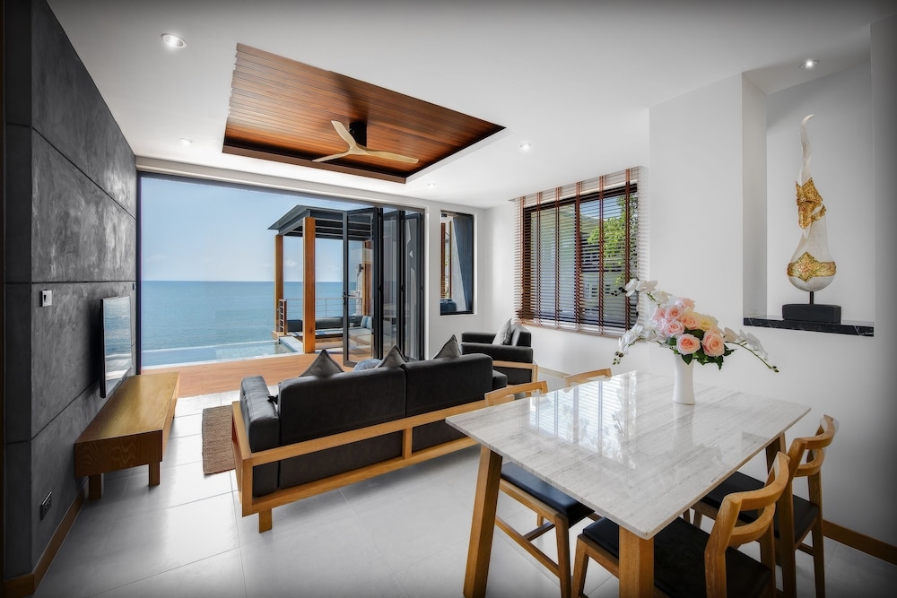 客室内のダイニングエリア