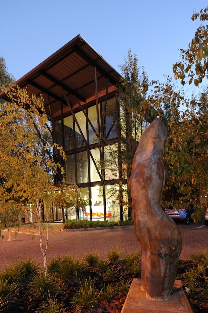 施設の正面 (日没後)