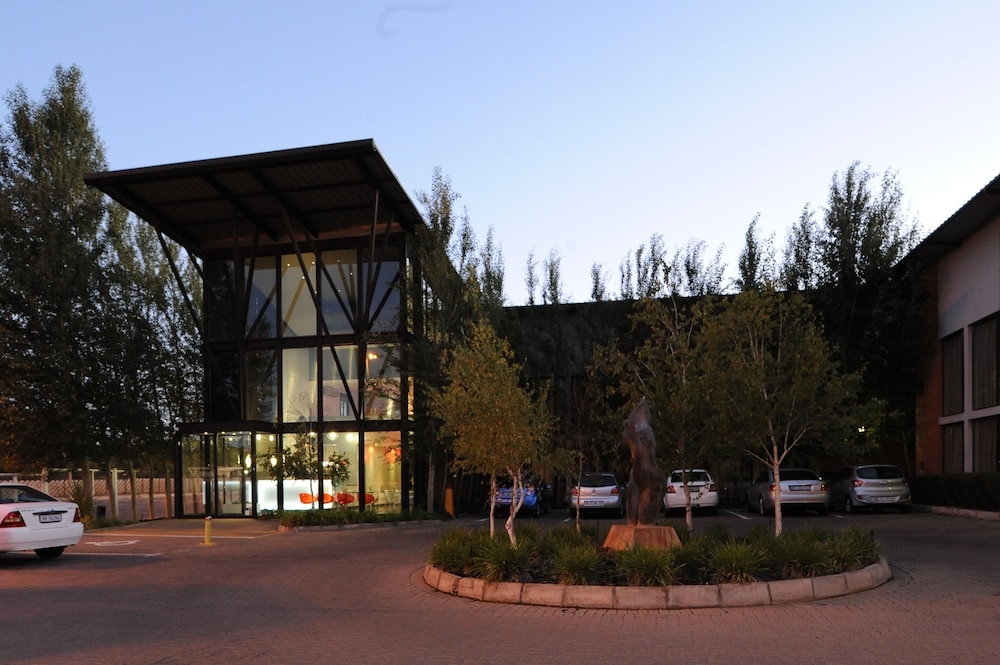 施設の正面 (日没後)