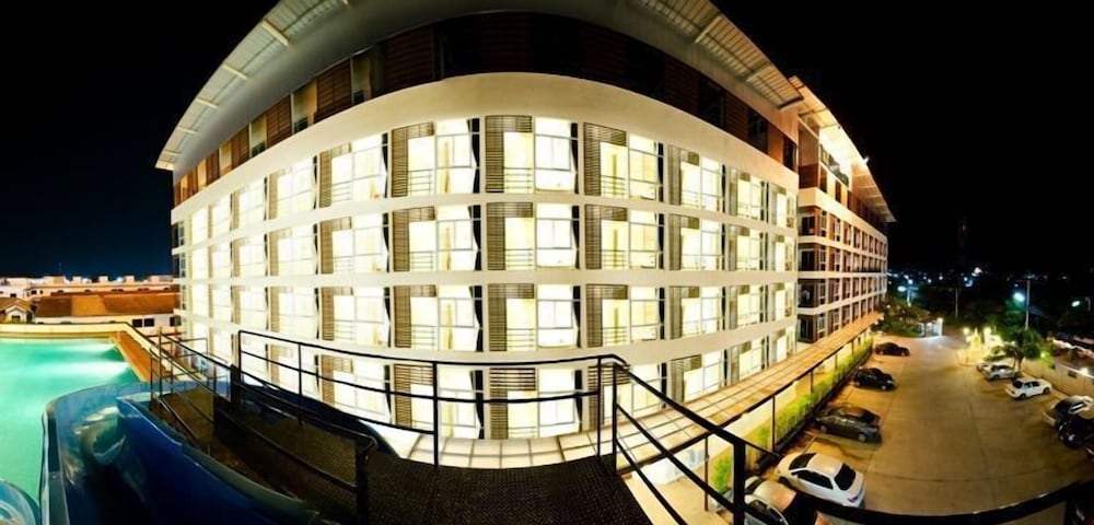 施設の正面 (日没後)