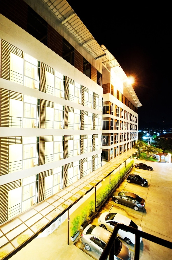 施設の正面 (日没後)