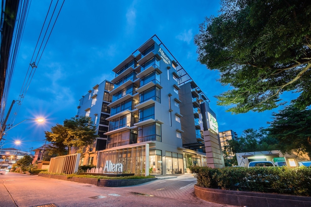 施設の正面 (日没後)