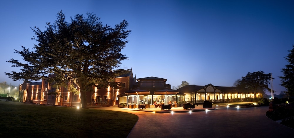 施設の正面 (日没後)