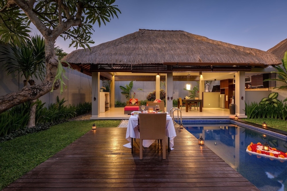 施設の正面 (日没後)