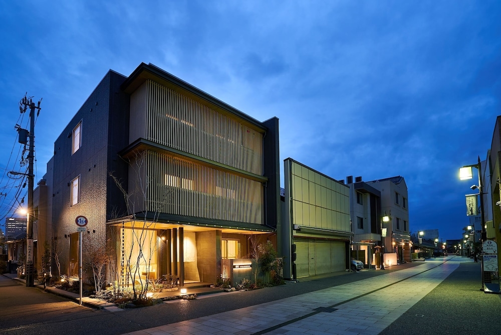 施設の正面 (日没後)