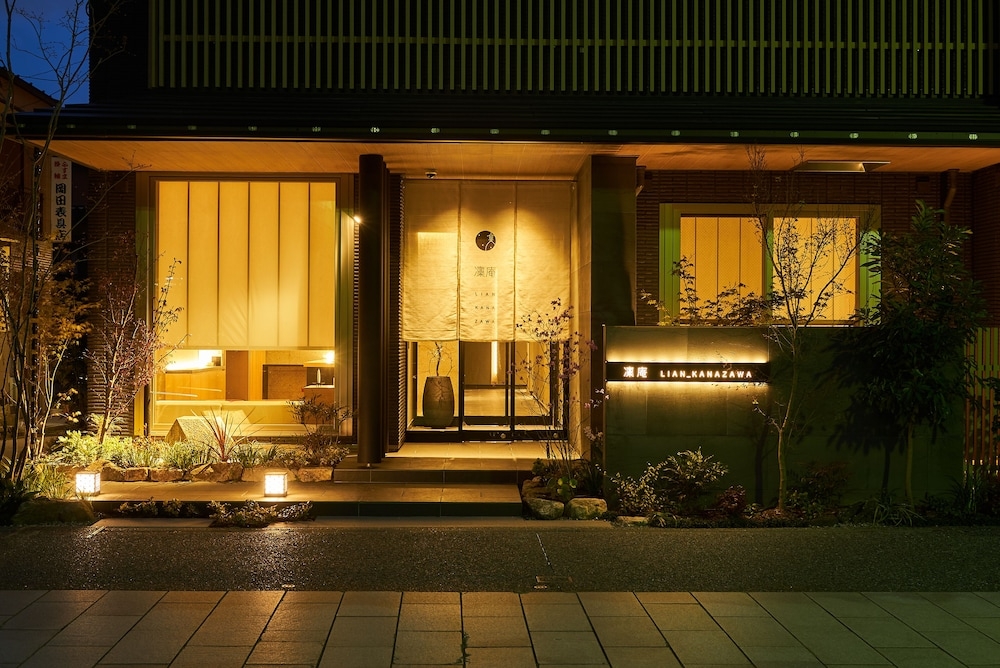 施設の正面 (日没後)