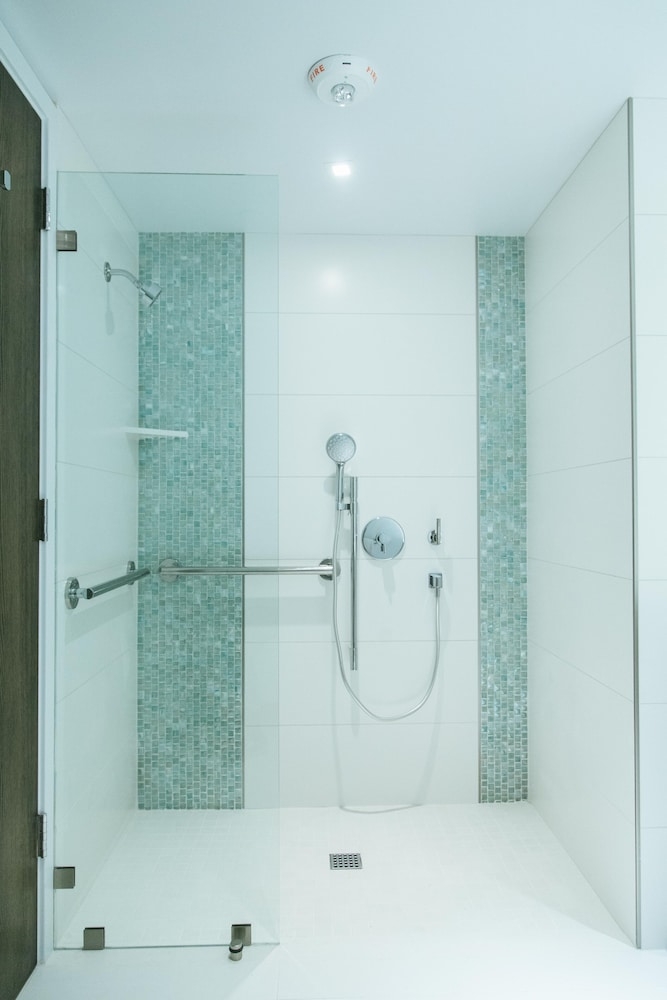 バスルームのシャワー