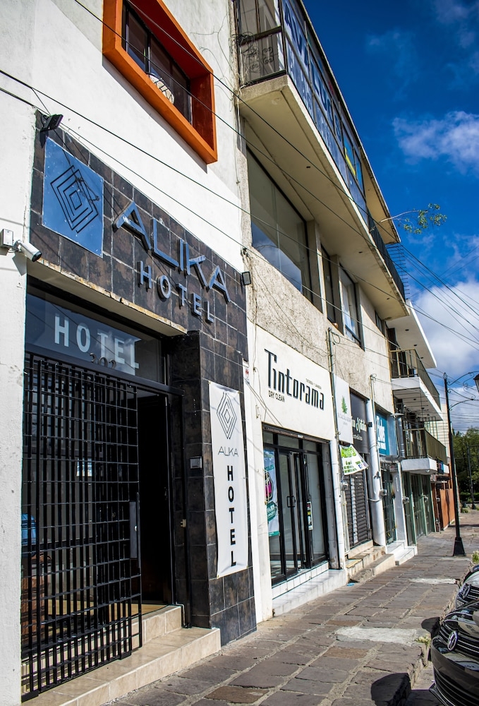 施設の正面 (日没後)