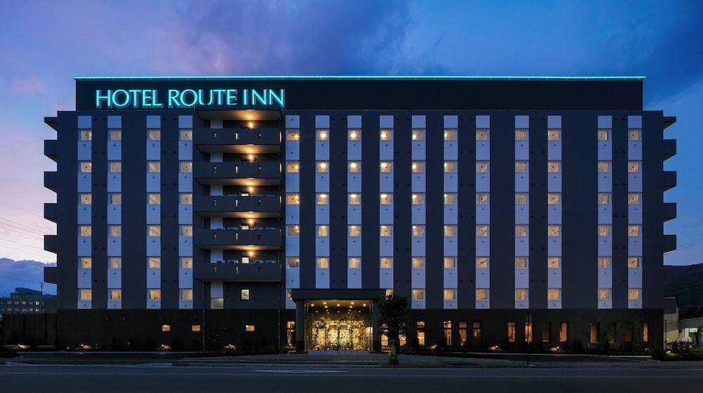 施設の正面 (日没後)