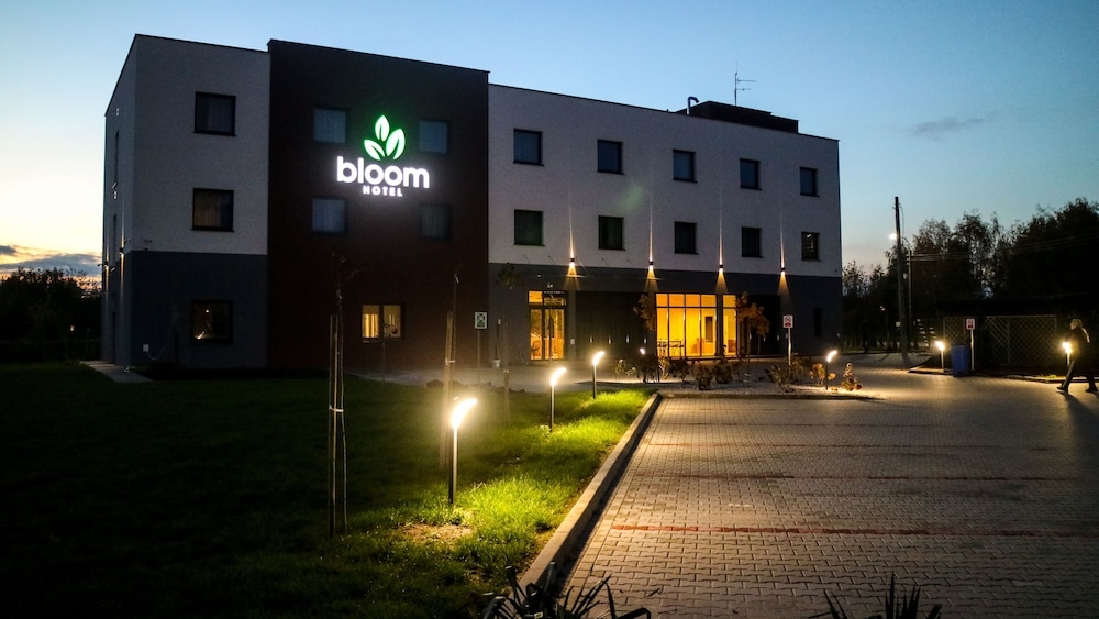 施設の正面 (日没後)