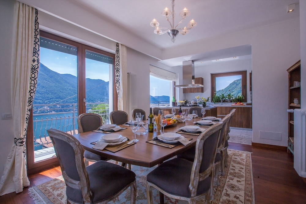 客室内のダイニングエリア