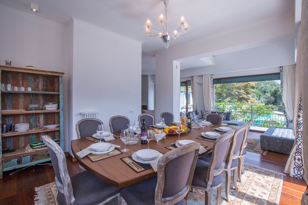 客室内のダイニングエリア