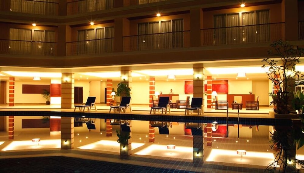 施設の正面 (日没後)