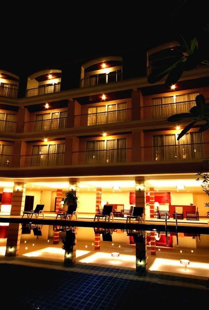 施設の正面 (日没後)