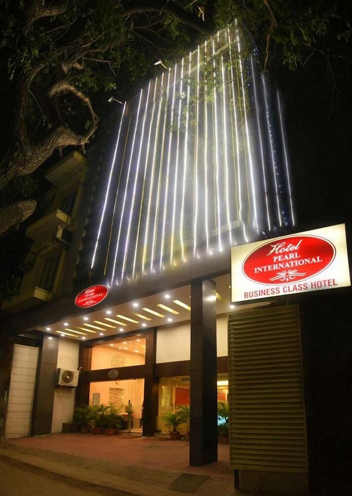 施設の正面 (日没後)