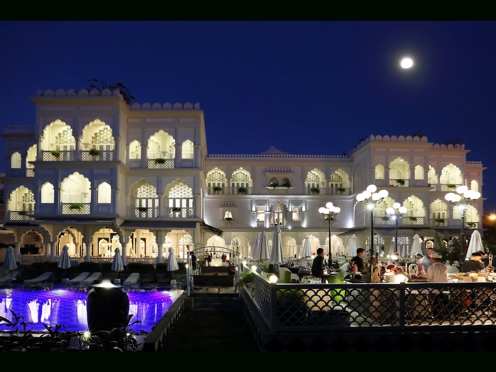 施設の正面 (日没後)