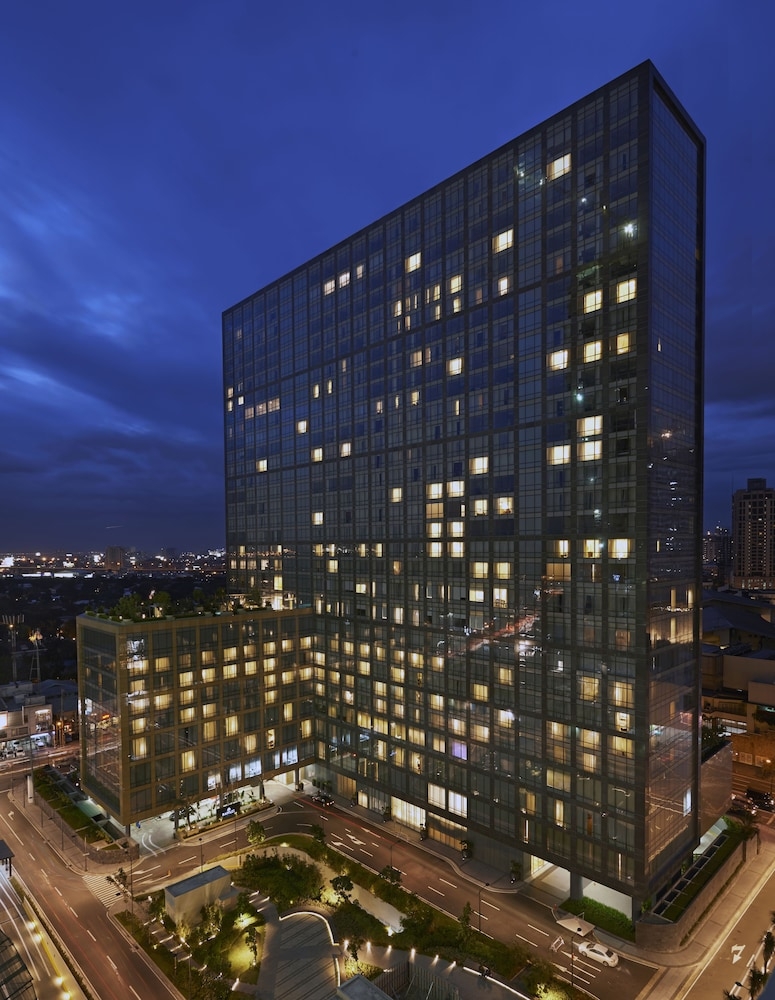 施設の正面 (日没後)