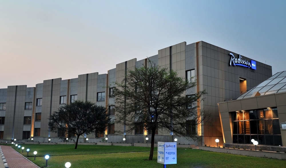 施設の正面 (日没後)