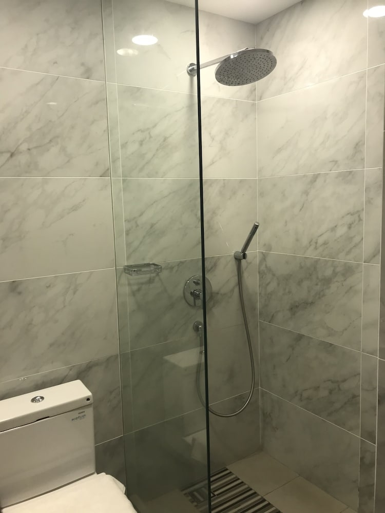 バスルームのシャワー