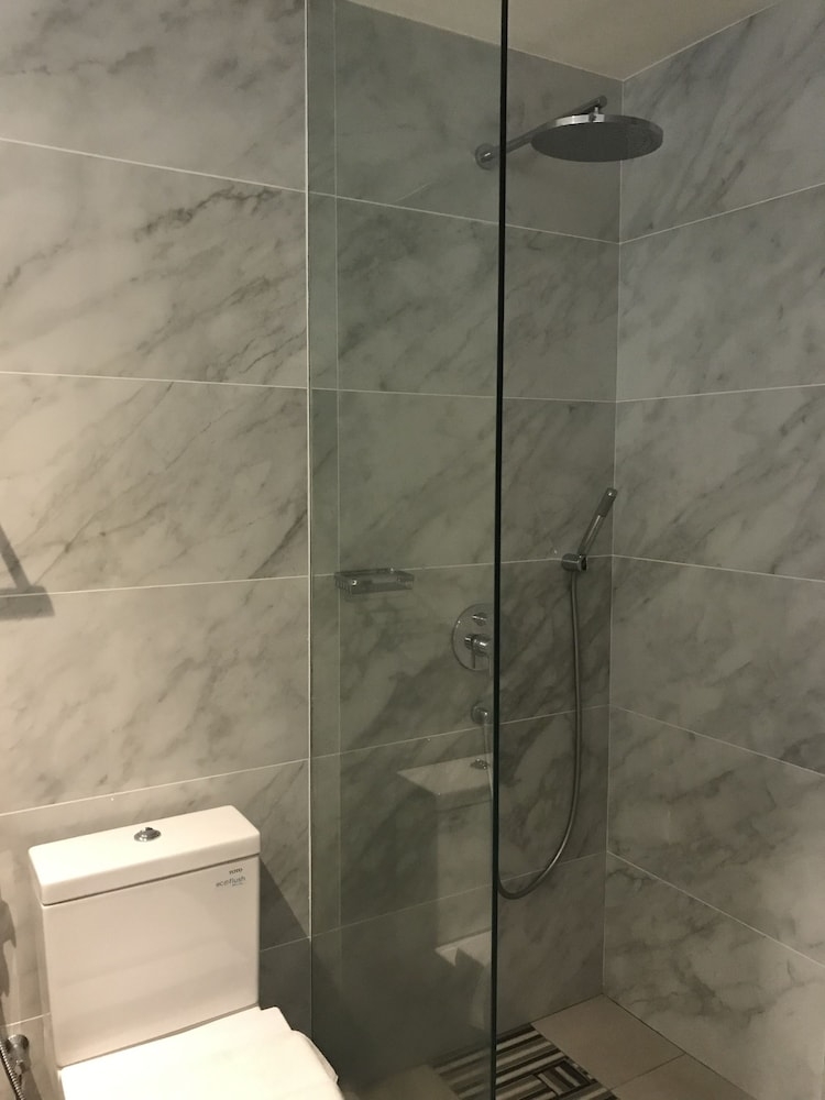 バスルームのシャワー