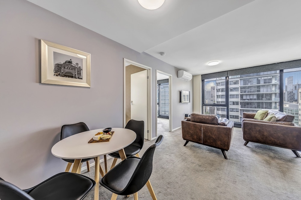 客室内のダイニングエリア