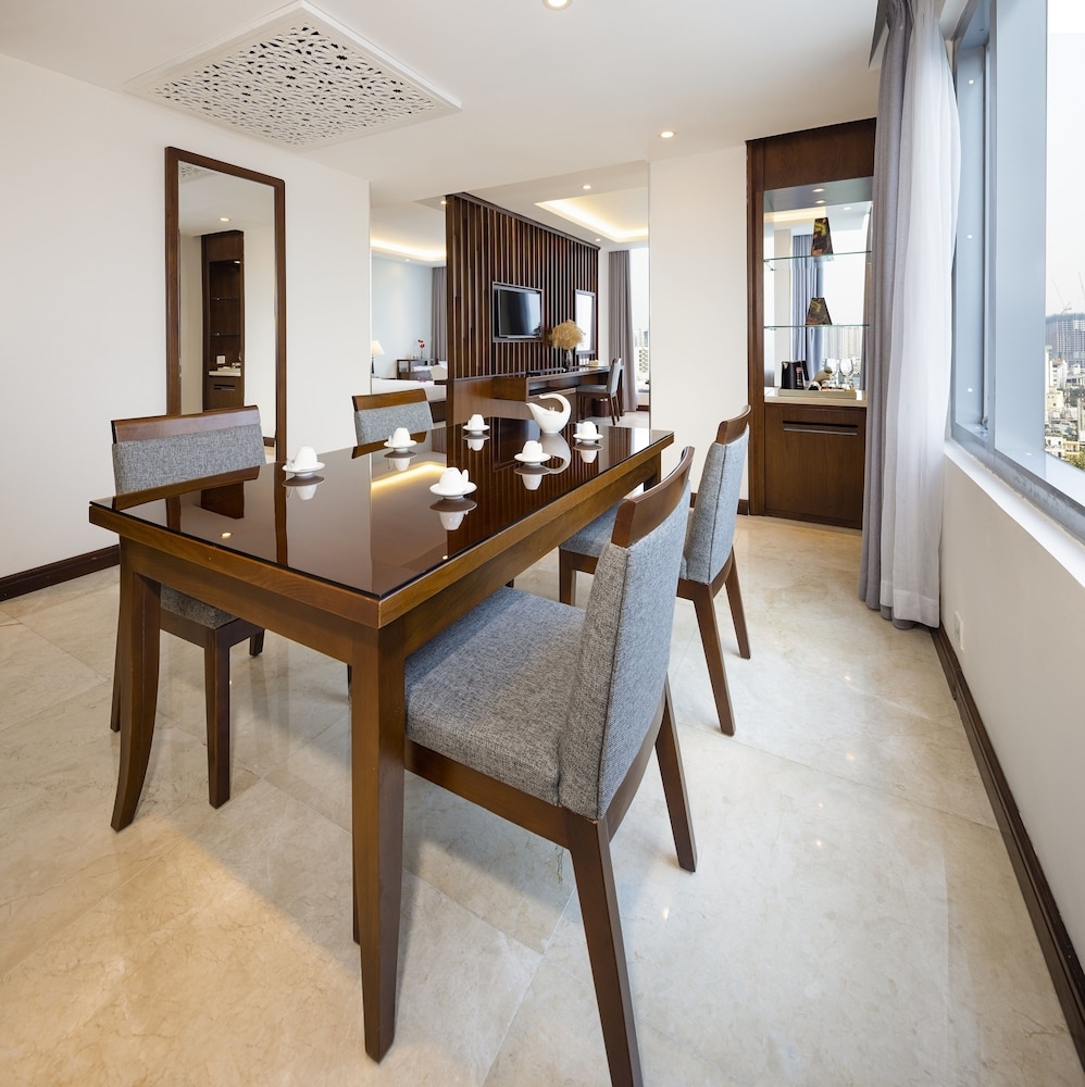 客室内のダイニングエリア
