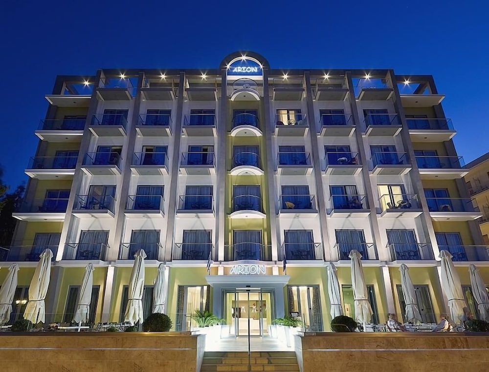 施設の正面 (日没後)