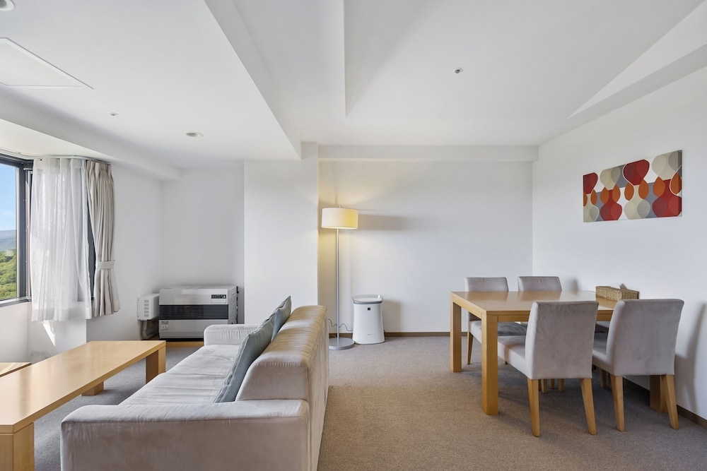 客室内のダイニングエリア