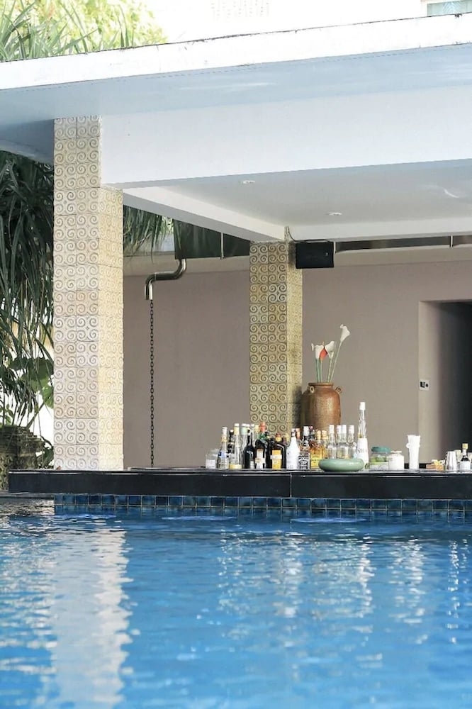 プールサイドバー