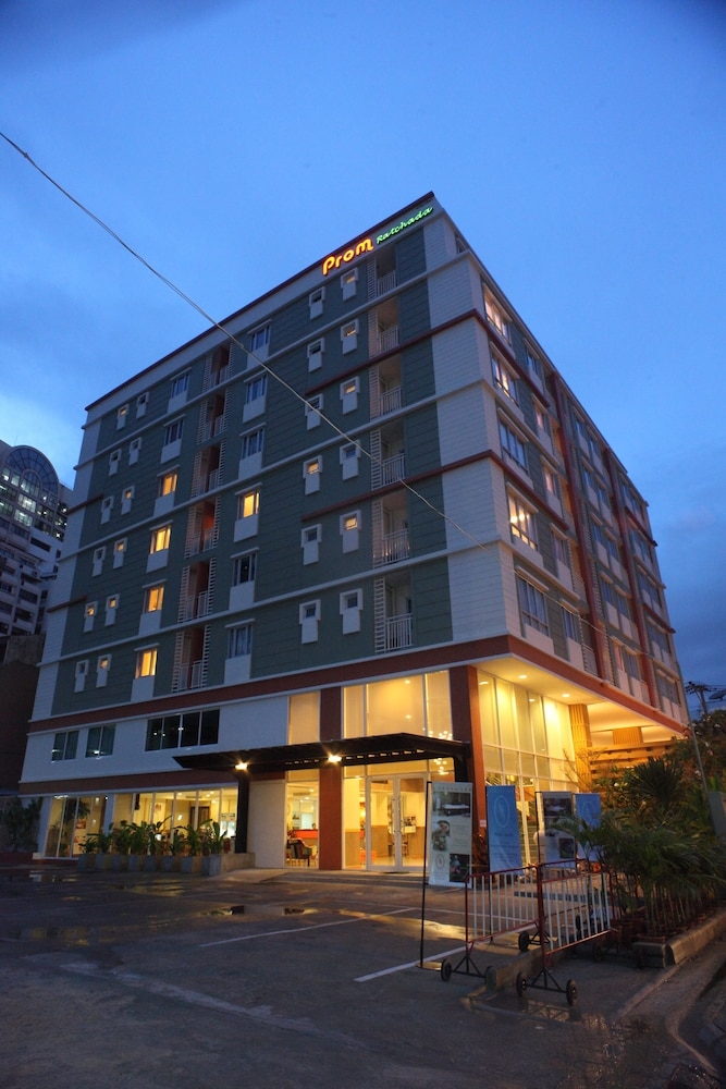 施設の正面 (日没後)