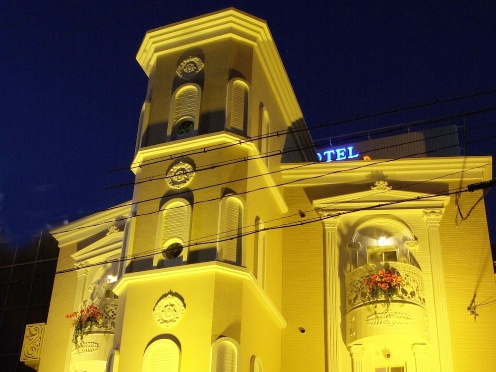 施設の正面 (日没後)