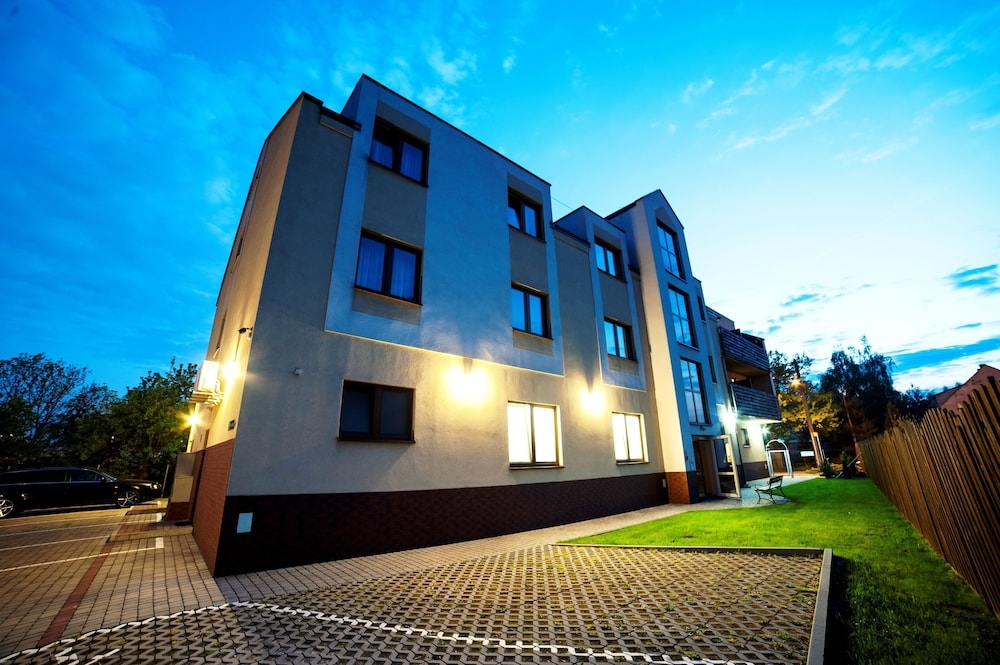 施設の正面 (日没後)