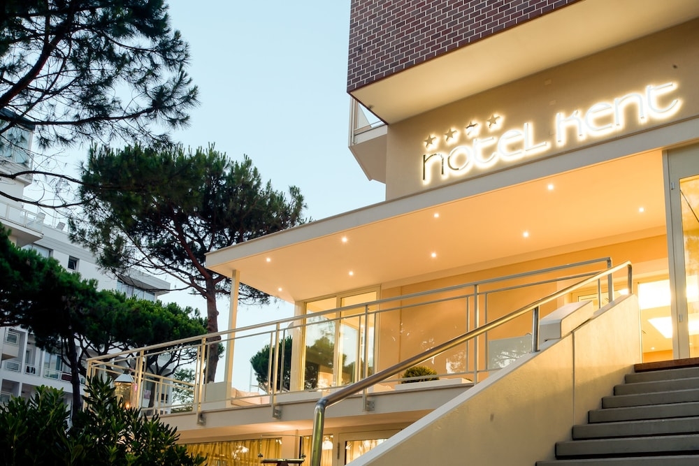 施設の正面 (日没後)