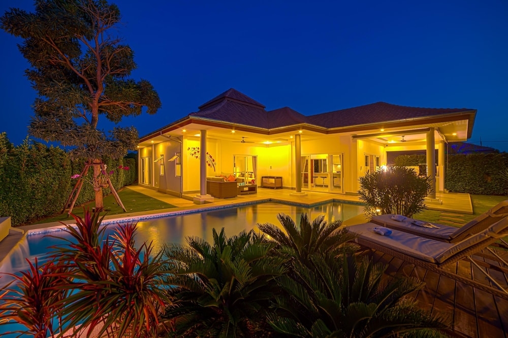 施設の正面 (日没後)